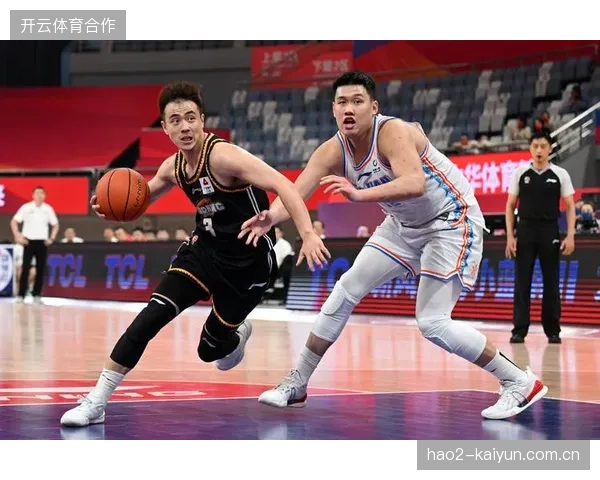 状元杨曦皓在进攻篮板拼抢上表现积极，为福建队创造了大量二次进攻机会